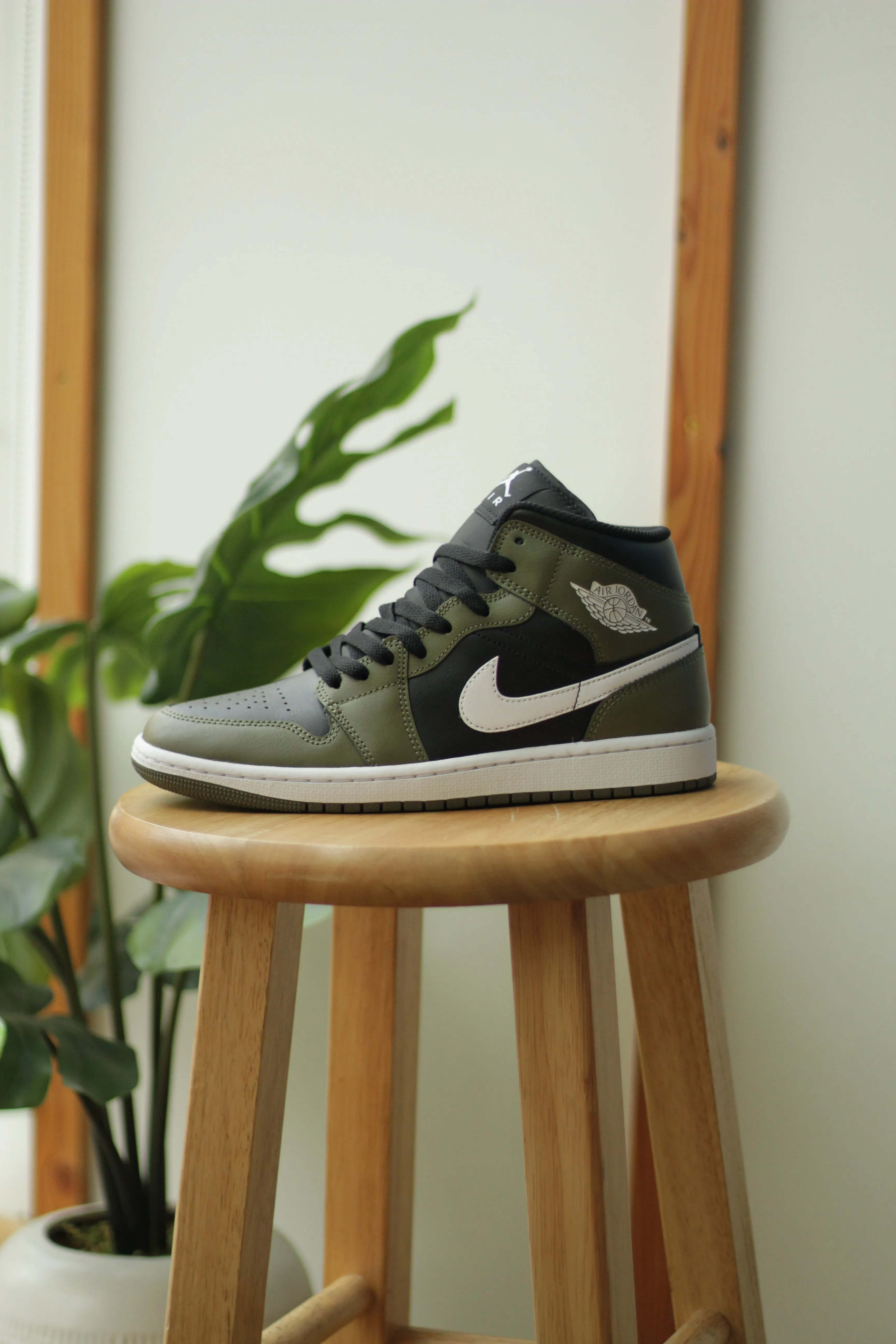 AIR JORDAN 1 MID "MEDIUM OLIVE"